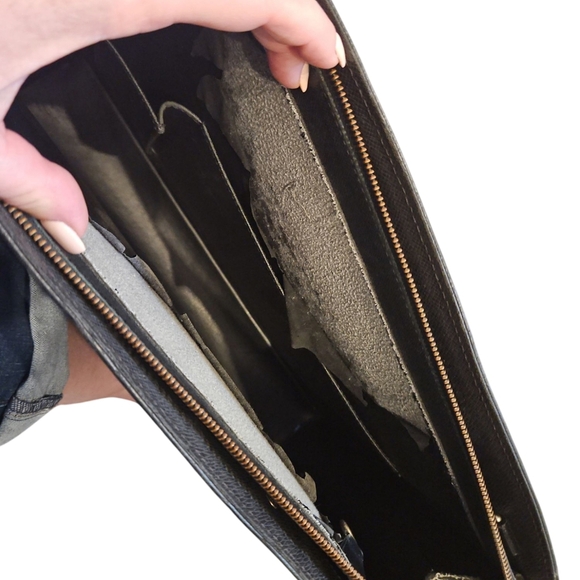 Louis Vuitton Black Tiaga Leather Unisex Briefcase - Picture 10 of 17